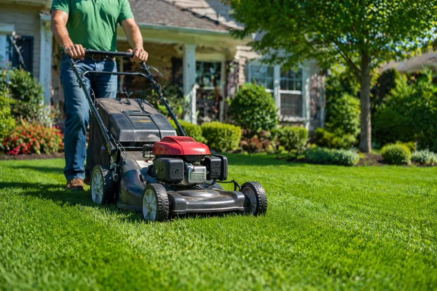 Lawn Trimming service in Riverton, Utah - Duck Duck Mow